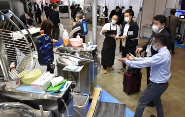 大型実機前 商談の様子