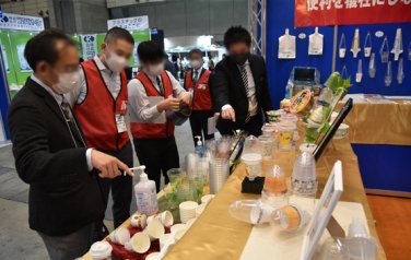 大型実機前 商談の様子