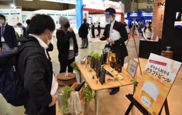 大型実機前 商談の様子