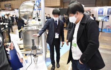 大型実機前 商談の様子