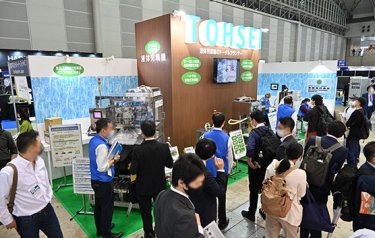 大型実機前 商談の様子