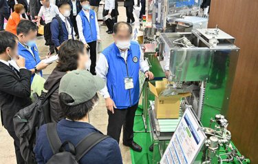 大型実機前 商談の様子