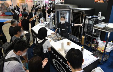 大型実機前 商談の様子