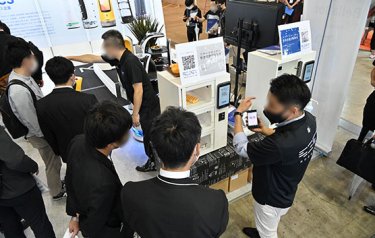 複数座り 商談の様子