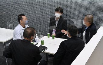 複数座り 商談の様子