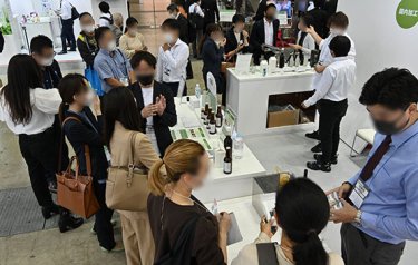 複数座り 商談の様子