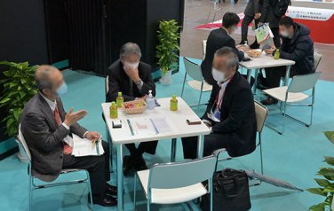 複数座り 商談の様子