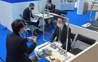 複数座り 商談の様子